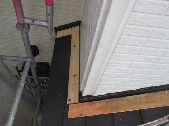 稲美町のカバー工事における壁際板金の木下地施工